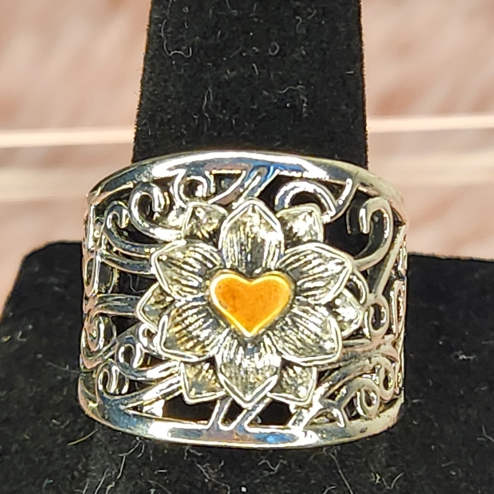Elegant Silver and Gold Heart Ring SIZE 8 (Y29)